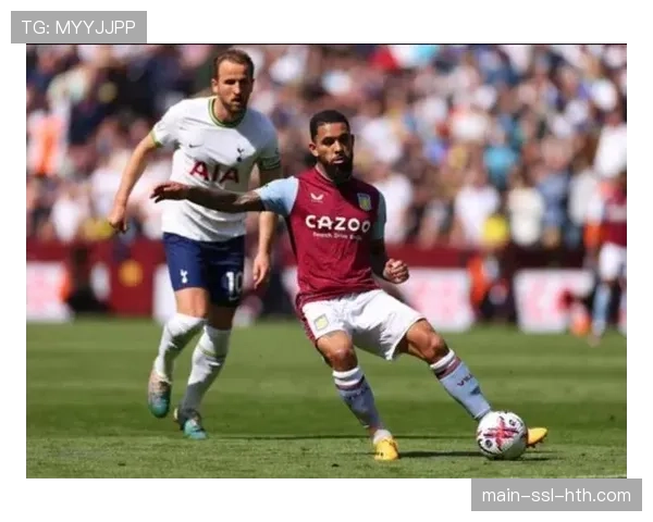 维拉中场道格拉斯-路易斯抢断后，一脚出球找到前插的利昂-贝利